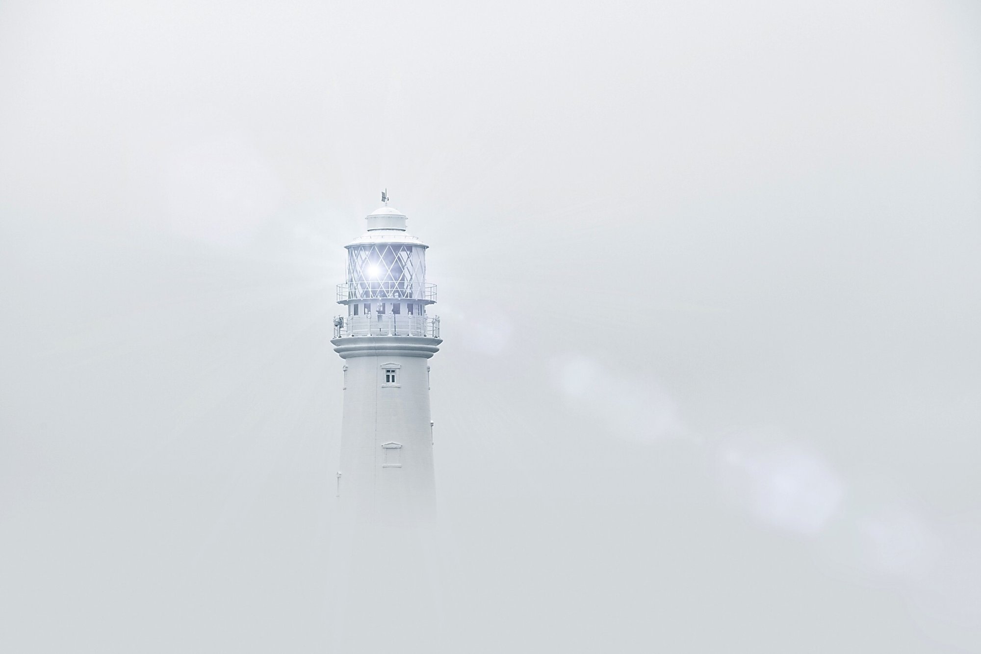 Leuchtturm symbolisiert Sichtbarkeit von Marken in KI-Modellen und Suchmaschinen